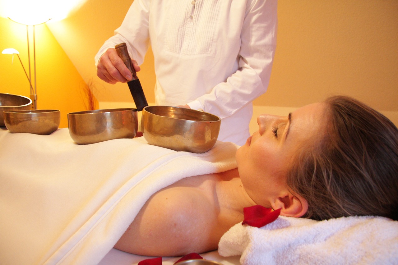 sound healing session using seven chakra singing bowls Tibetan singing bowls